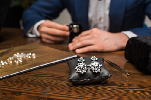 https://www.nardecker.com/how-to-spot-high-quality-diamond-jewelry-before-you-buy/